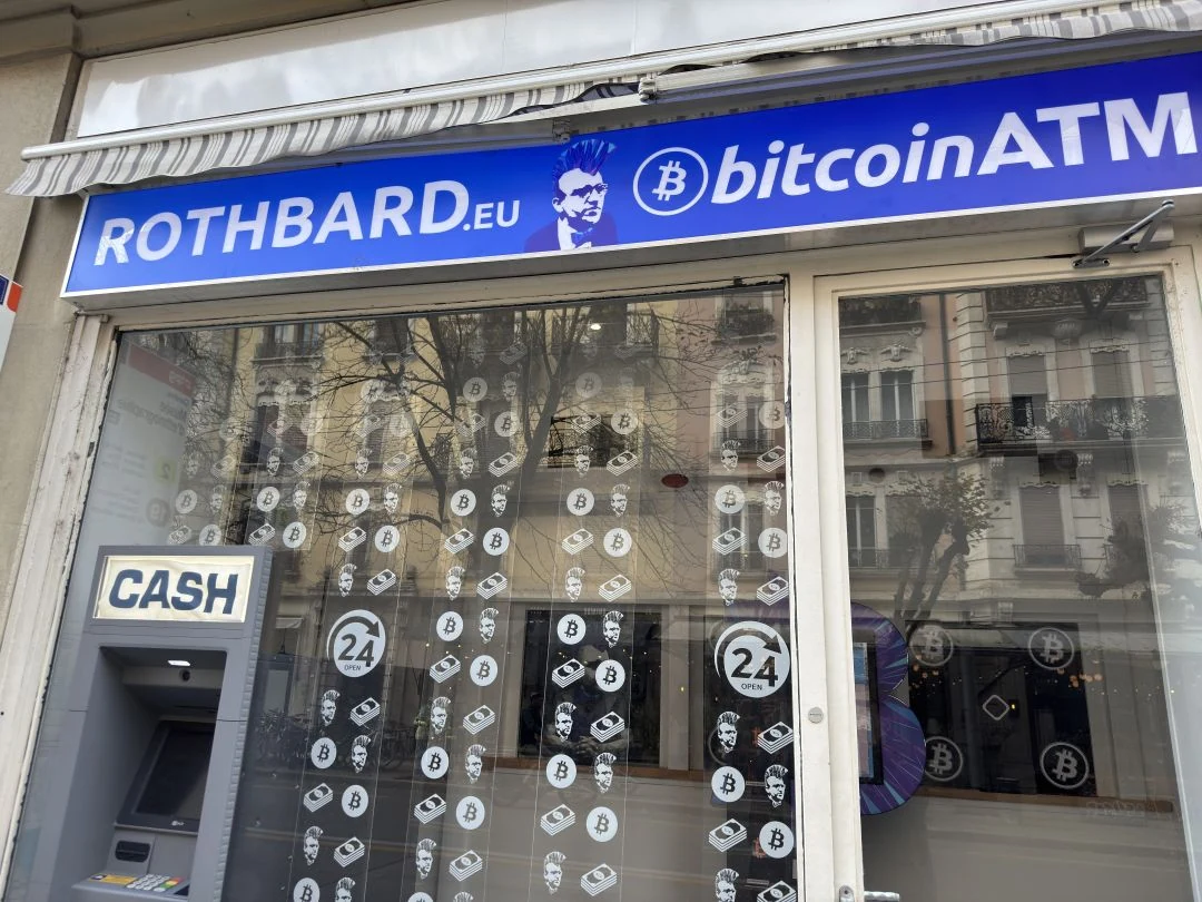 Bitcoin ATM Bd Carl-Vogt 60 avec arrière-plan abstrait